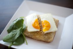 Single toasted crumpet with fried egg