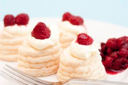 Individual twirled meringues with raspberries
