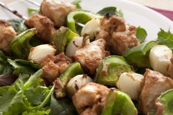 Grilled chicken skewers with green pepper