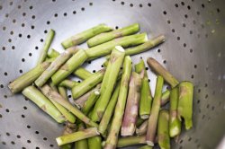 Cut asparagus stems in a colander